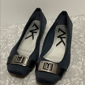 Women’s SZ 8.5M Anne Klein Navy Blue Buckle Accent Kutterly Ballet Flats